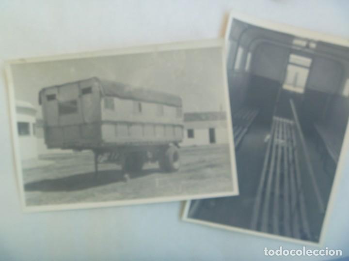 Militaria: AVIACION : LOTE DE 2 FOTOS DE REMOLQUE DE CAMION MILITAR PARA EL TRASLADO DE TROPAS E INTERIOR