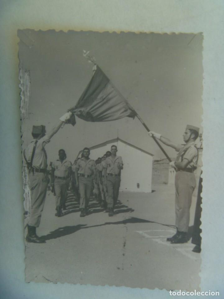 Militaria: LA LEGION : FOTO DE JURA DE BANDERA DE LEGIONARIOS, UNO NEGRO. SAHARA