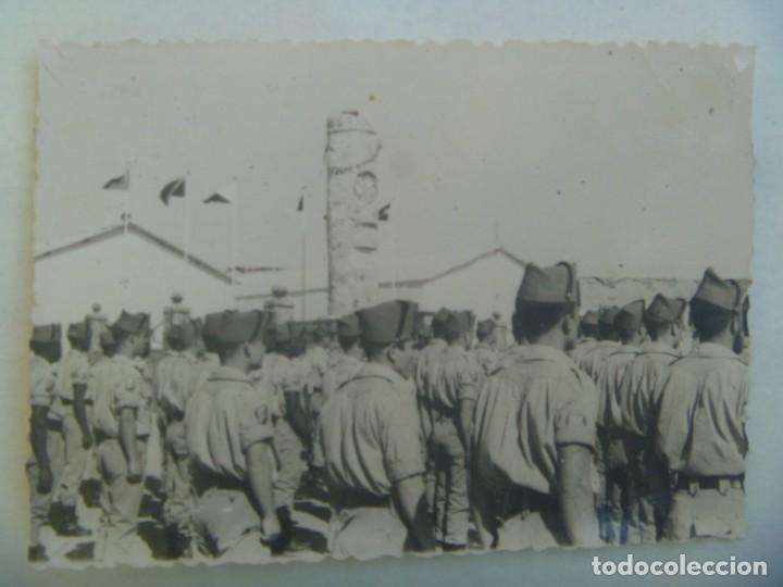 Militaria: LA LEGION : FOTO DE FORMACION DE LEGIONARIOS JUNTO A MONOLITO POR LOS CAIDOS. SAHARA