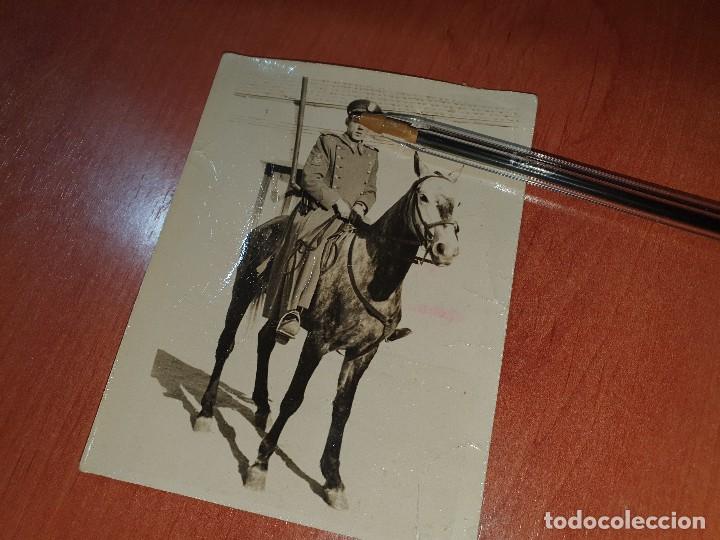 Militaria: Policia armada a caballo, de 12 x 9 cm.