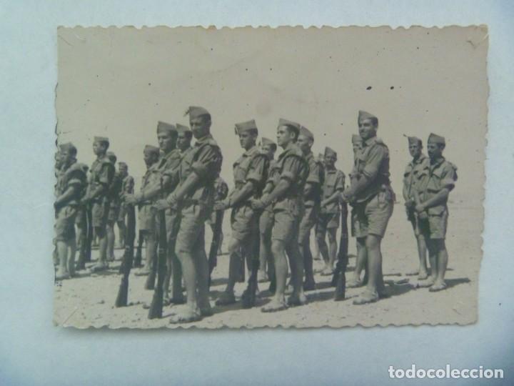 Militaria: LA LEGION : FOTO DE LEGIONARIOS CON FUSIL, PANTALON CORTO Y SANDALIAS. SAHARA