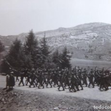 Militaria: FOTOGRAFÍA SOLDADOS DEL EJÉRCITO ESPAÑOL INAUGURACIÓN MONUMENTO LLANO AMARILLO. 1940. Lote 227765435