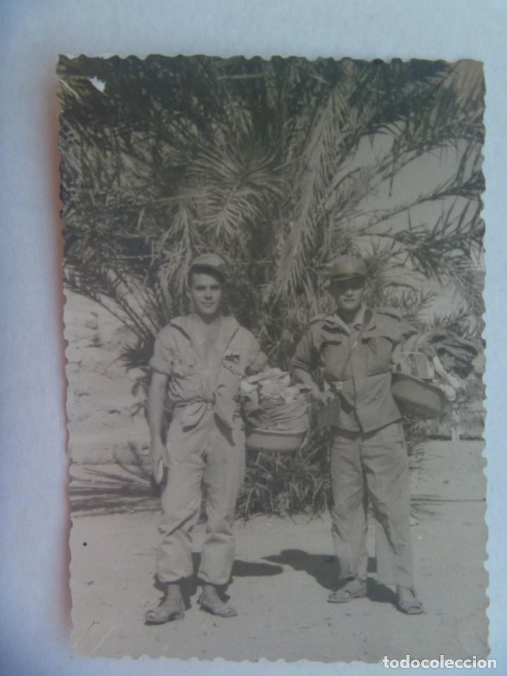 Militaria: LA LEGION : FOTO DE LEGIONARIOS CON SANDALIAS CON LA COLADA . EL AAIUN , SAHARA