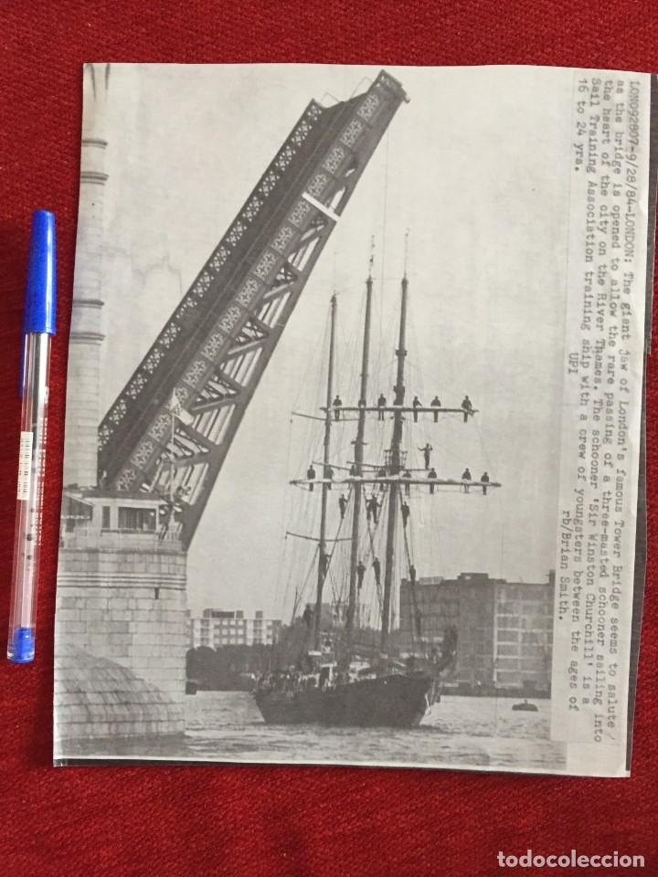 Militaria: F11622 FOTOCOPIA FOTOGRAFIA MILITAR DE PRENSA MARINA INGLESA INGLATERRA TOWER BRIDGE (28-9-1984)