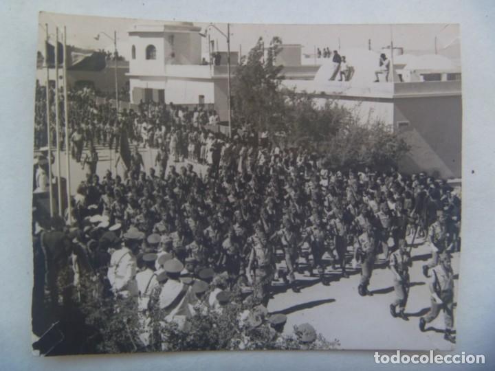 Militaria: LA LEGION : FOTO DE LEGIONARIOS DESFILANDO ANTE EL MINISTRO DE LA MARINA, 1964. EL AAIUN, SAHARA