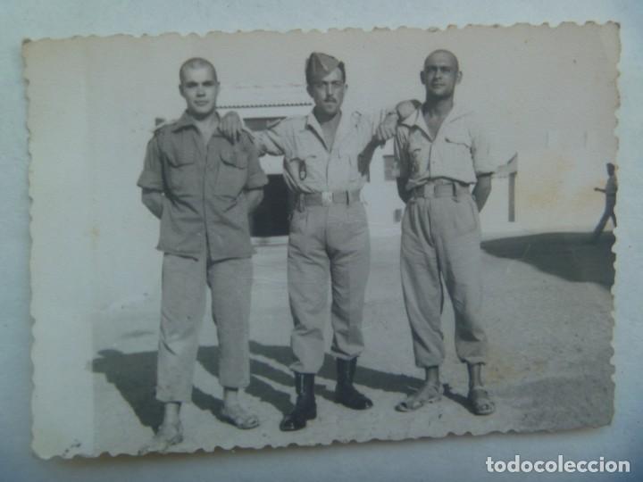 Militaria: LA LEGION : FOTO DE LEGIONARIO CON SANDALIAS Y PELADOS AL RAPE. SAHARA 1964