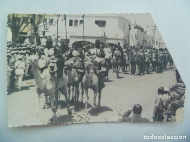 Militaria: DESFILE DE TROPAS NOMADAS NATIVAS A CAMELLO EN EL AAIUN ( SAHARA ESPA&Ntilde;OL )