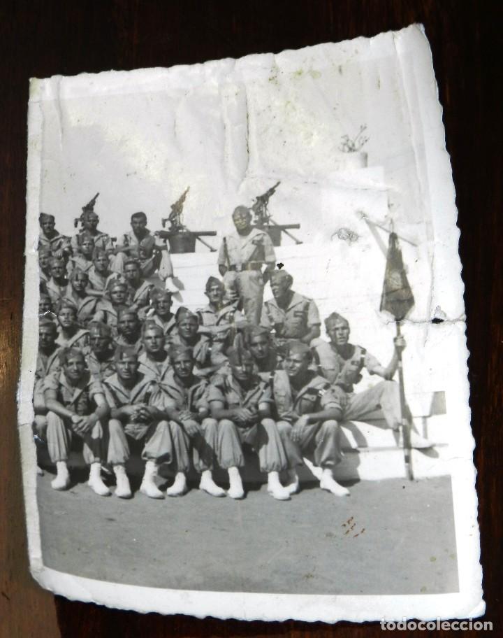 Militaria: FOTOGRAFIA DE REGIMIENTO CON AMETRALLADORAS, ESCRITA POR EL REVERSO, MIDE 12 X 8,5 CMS.