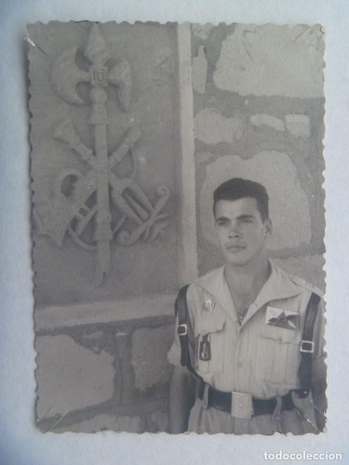 Militaria: LA LEGION : FOTO DE LEGIONARIO JUNTO A EMBLEMA . EL AAIUN, SAHARA