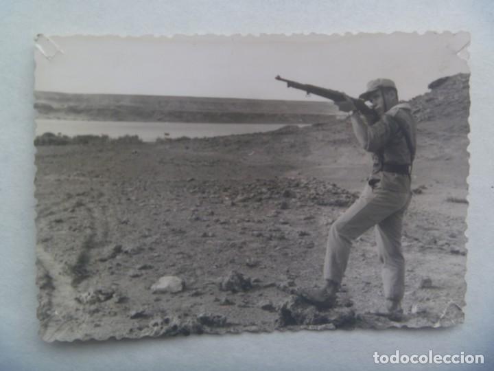 Militaria: LA LEGION : FOTO DE LEGIONARIO CON SANDALIAS DISPARANDO CON MAUSER EN EL DESIERTO