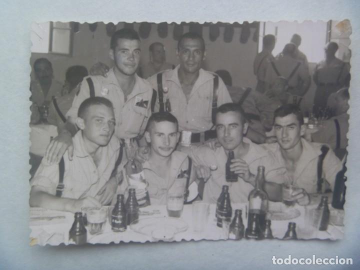 Militaria: LA LEGION : FOTO DE LEGIONARIOS CELEBANDO ALGO, BOTELLINES CERVEZA EL AGUILA. EL AAIUN , SAHARA