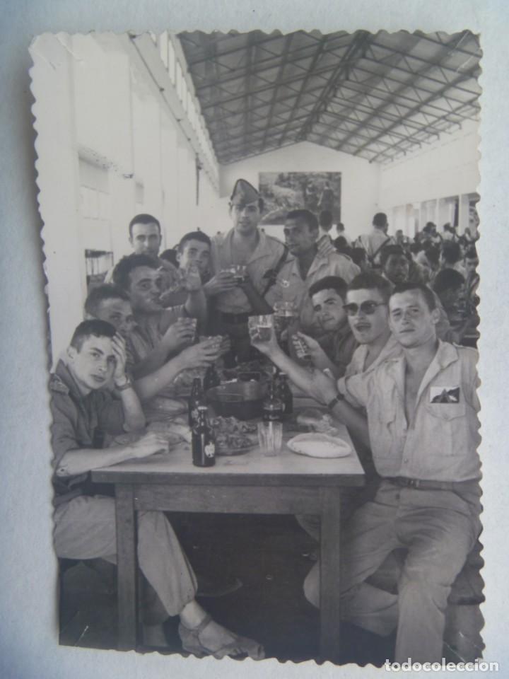 Militaria: LA LEGION : FOTO DE LEGIONARIOS CELEBANDO ALGO, BOTELLINES CERVEZA EL AGUILA. EL AAIUN , SAHARA