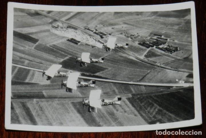Militaria: FOTOGRAFIA DE AVIACION ESPA&Ntilde;OLA, AVIONES EN FORMACION, MIDE 8,5 X 6 CMS.
