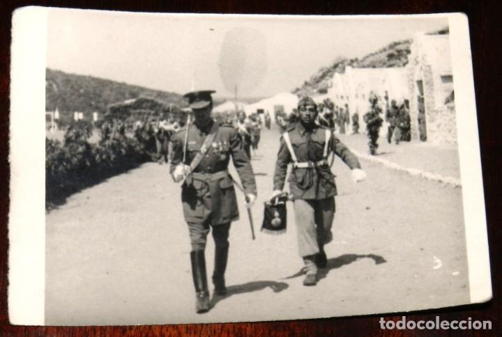 Militaria: FOTOGRAFIA DE OFICIAL DE ARTILLERIA A LA CABEZA DE LA TROPA, MIDE 9 X 6 CMS.