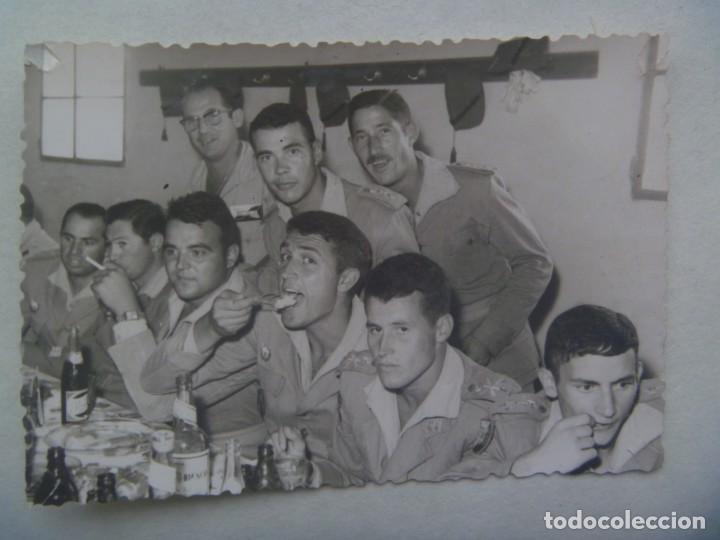 Militaria: LA LEGION : FOTO DE LEGIONARIOS CELEBANDO ALGO. EL AAIUN , SAHARA