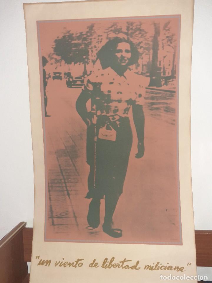 Militaria: Antiguo cartel militar un viento de libertad miliciana movimiento mujer con arma rep&uacute;blica.70 x 40 c