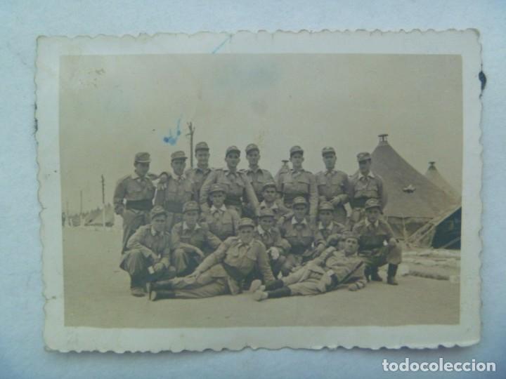 Militaria: FOTO DE MILITARES DE REGULARES POSANDO, TIENDAS DE CAMPA&Ntilde;A, ETC. 1958