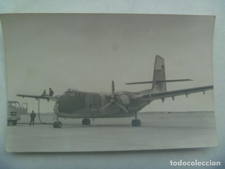 Militaria: AVIACION : FOTO DE AVION DE LA FUERZA AEREA DE ALGUN PAIS EXTRANJERO, REPOSTANDO, CAMION , ETC