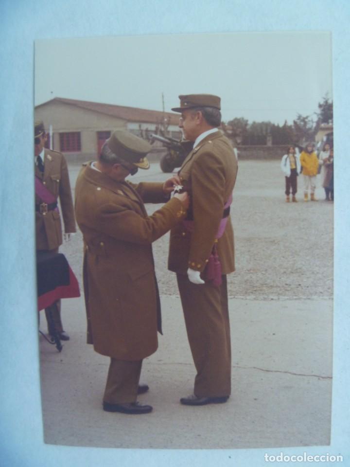 Militaria: FOTO DE GENERAL ( PARECE GUTIERREZ MELLADO ) IMPONIENDO PLACA MERITO O SAN HERMENEGILDO A CORONEL