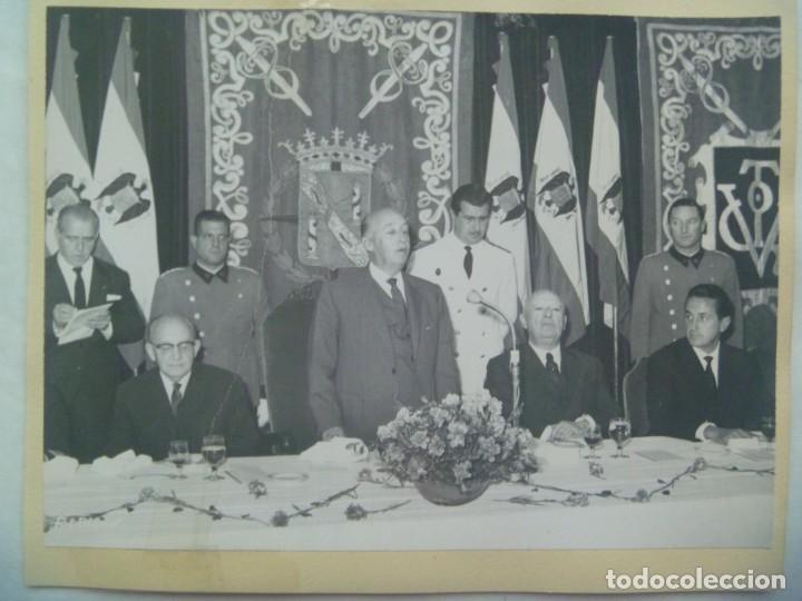 Militaria: FOTO ORIGINAL CAUDILLO FRANCISCO FRANCO, BANDERAS AGUILA SAN JUAN, GUARDIAS DE FRANCO, ETC. 17 X 23