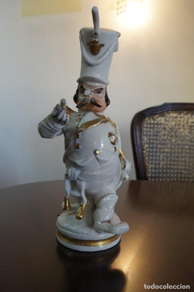 Militaria: Figura de cer&aacute;mica caracter militar