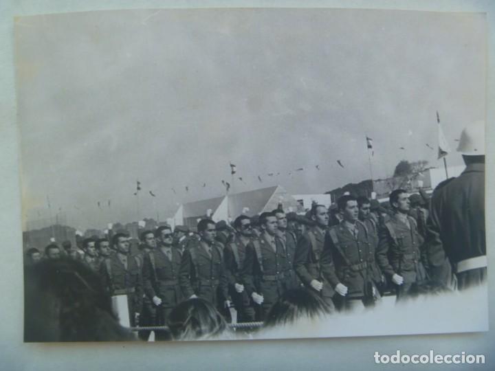 Militaria: FOTO DE JURA DE BANDERA DE MILITARES DEL C.I.R., POLICIA MILITAR CON CASCO , ETC ..... 12 X 17 CM