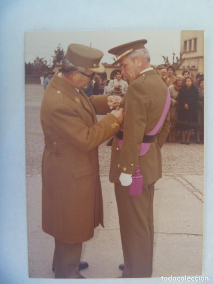 Militaria: FOTO DE GENERAL CONDECORANDO A UN TENIENTE CORONEL, BANDA DE LA VICTORIA, ETC