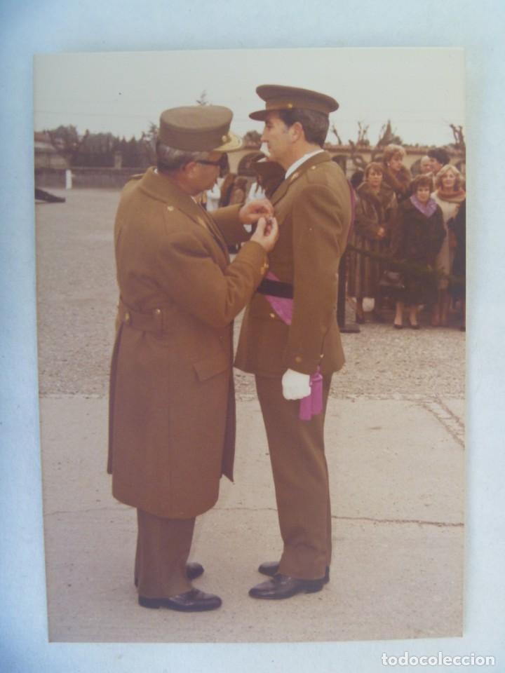 Militaria: FOTO DE GENERAL CONDECORANDO A UN COMANDANTE , BANDA DE LA VICTORIA, ETC