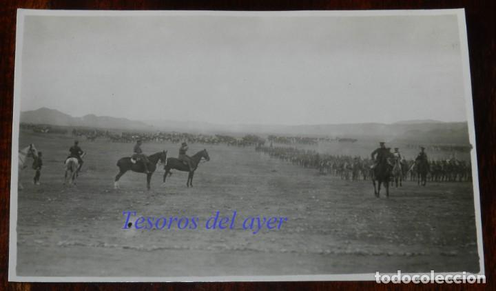 Militaria: FOTOGRAFIA DE LOS ESCUADRONES DEL REGIMIENTO DE ALCANTARA, DESFILANDO ANTE EL GENERAL SILVESTRE EN L