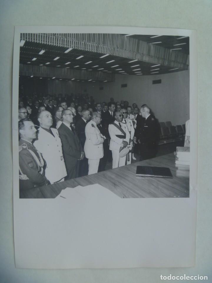 Militaria: FOTO ORIGINAL CAUDILLO FRANCISCO FRANCO CON LAUREADA, OFICIAL EX DIVISION AZUL , SOLIS RUIZ, ETC