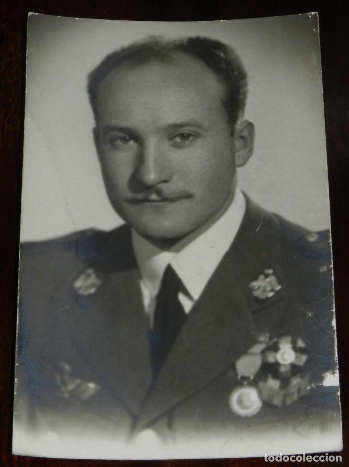 Militaria: FOTOGRAFIA DE OFICIAL DE AVIACION, DEDICADA POR EL REVERSO EN 1948, TAMA&Ntilde;O POSTAL.