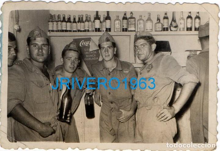 Militaria: ANTIGUA FOTOGRAFIA SOLDADOS EN CANTINA DE CUARTEL, 88X60MM