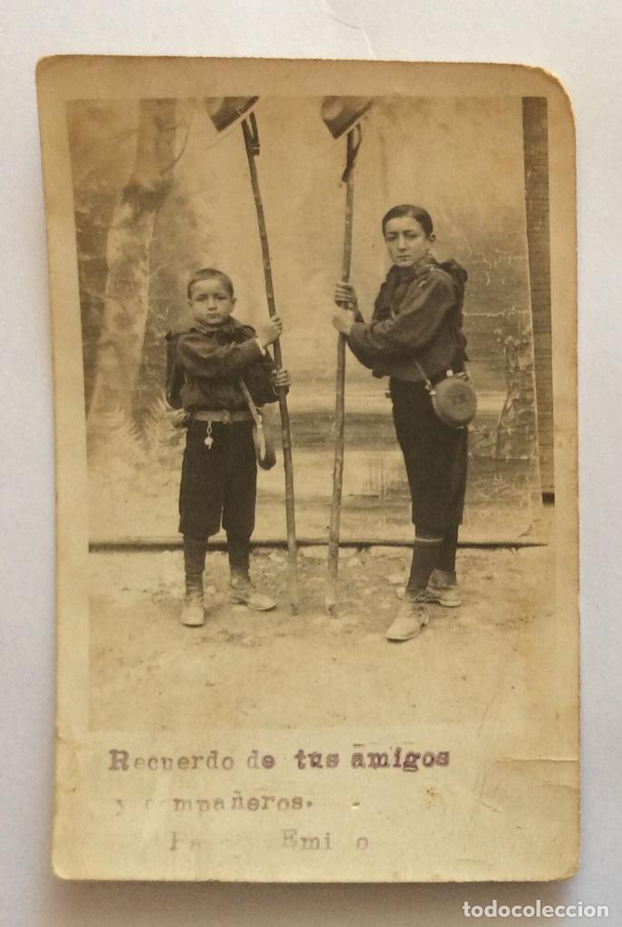 Militaria: POSTAL FOTOGR&Aacute;FICA. 2 JOVENES CON UNIFORME COMPLETO DE BOY SCOUT