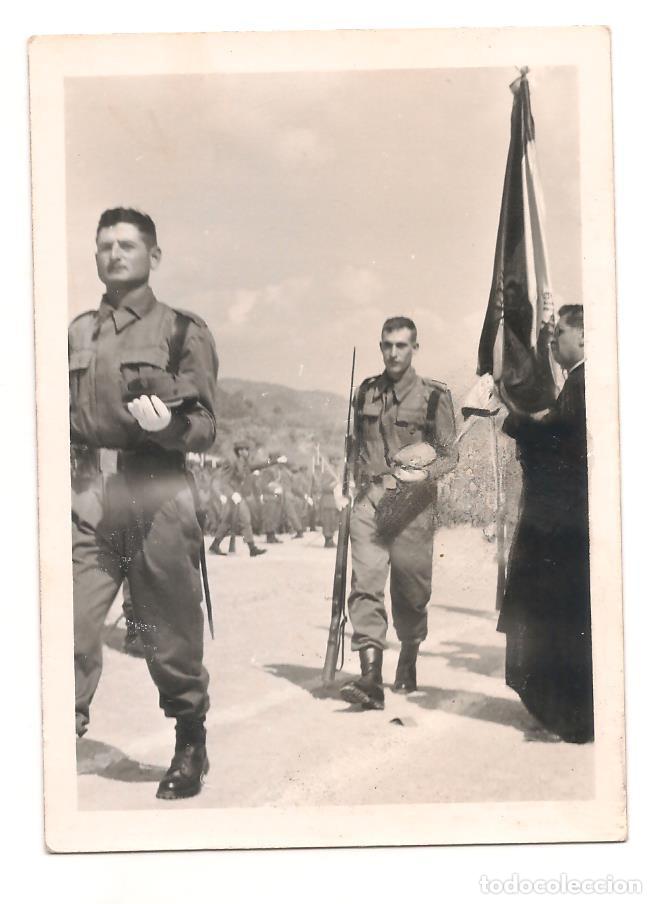 Militaria: SOLDADOS ESPA&Ntilde;OLES EN JURA DE BANDERA EN LOS A&Ntilde;OS 60/70