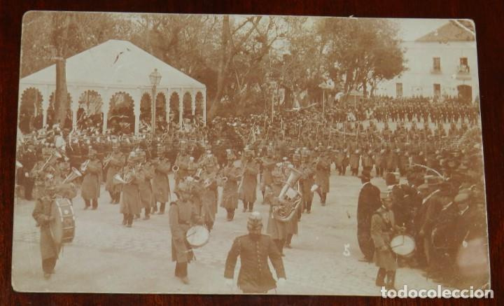 Militaria: FOTO POSTAL DE DESFILE DE BANDA MUSICAL MILITAR, GORRO ROS, EPOCA ALFONSO XIII, NO CIRCULADA.