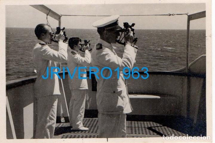 Militaria: ANTIGUA FOTOGRAFIA, A&Ntilde;OS 30,MARINOS CON SEXTANTES, 84X58MM