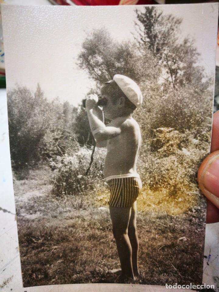 Militaria: Fotograf&iacute;a Ni&ntilde;o Mirando con Prism&aacute;ticos en el Monte a&ntilde;os Sesenta Original