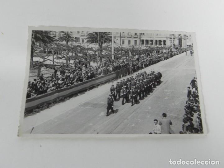 Militaria: FOTO POSTAL DE DESFILE DEL EJERCITO, FOTO F. TOCAR, SAN SEBASTIAN, NO CIRCULADA.