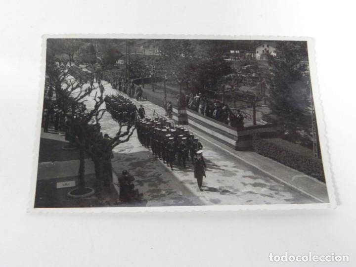 Militaria: FOTO POSTAL DE DESFILE DEL EJERCITO, FOTO MARIN, SAN SEBASTIAN, NO CIRCULADA.