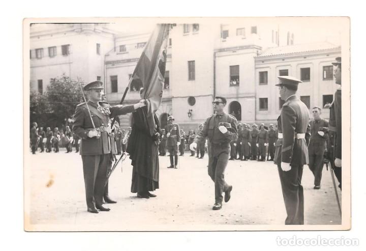 Militaria: SOLDADOS ESPA&Ntilde;OLES EN LA JURA DE BANDERA EN LOS A&Ntilde;OS 50