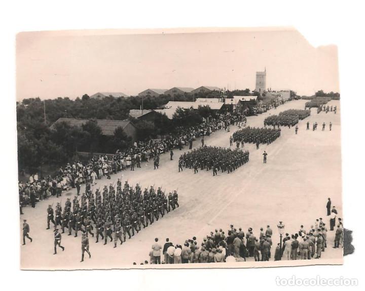 Militaria: SOLDADOS ESPA&Ntilde;OLES DESFILANDO EN LOS A&Ntilde;OS 50