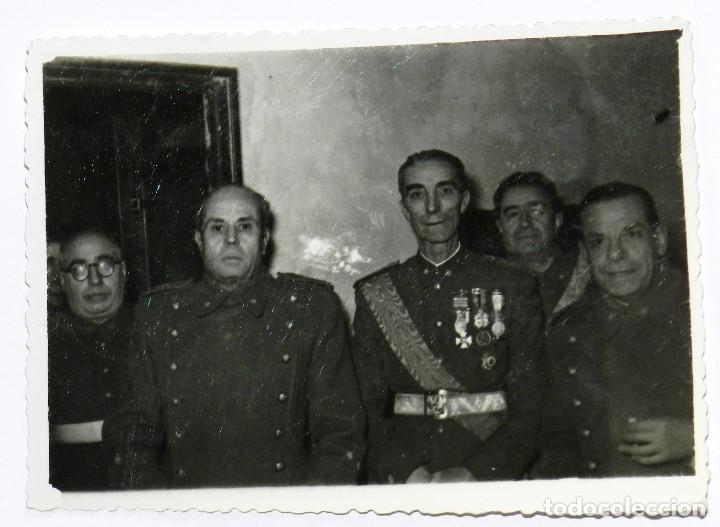 Militaria: FOTOGRAFIA DE MILITARES ESPA&Ntilde;OLES, A&Ntilde;OS 40, MIDE 10,4 X 8,2 CMS.
