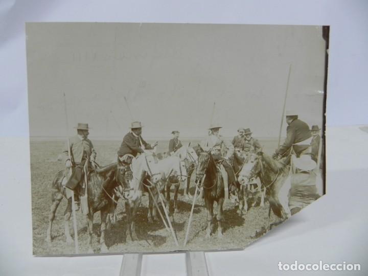 Militaria: FOTOGRAFIA ALBUMINA DEL REY ALFONSO XIII EN UNA MONTERIA EN EL COTO DE DO&Ntilde;ANA, MIDE 15 X 11 CMS.