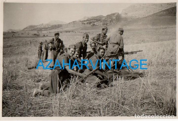 Militaria: 1950, ANTIGUA FOTOGRAFIA SOLDADOS EN CAMPO DE TIRO, 86X58MM