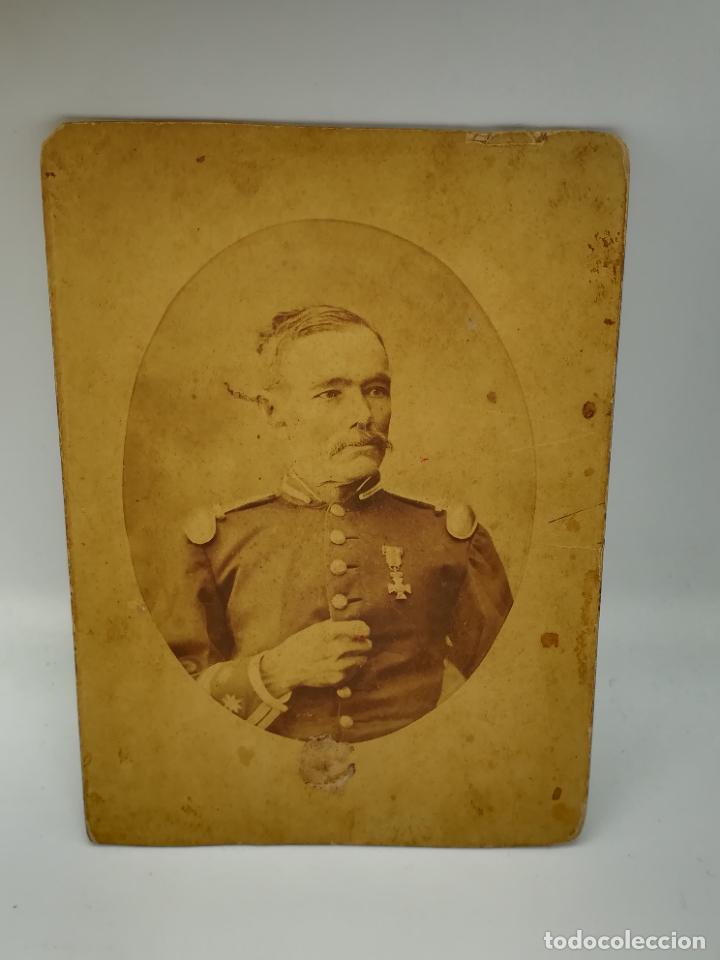 Militaria: FOTOGRAFIA DE ESTUDIO DE UN MILITAR ESPA&Ntilde;OL CON CRUZ DE MERITO. 11 X 15CM. VER