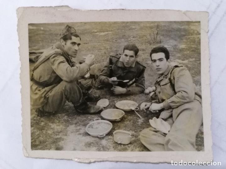 Militaria: FOTOGRAFIA SOLDADOS, COMIENDO, FEBRERO 1952, FOTOGRAFO VALDIVIA