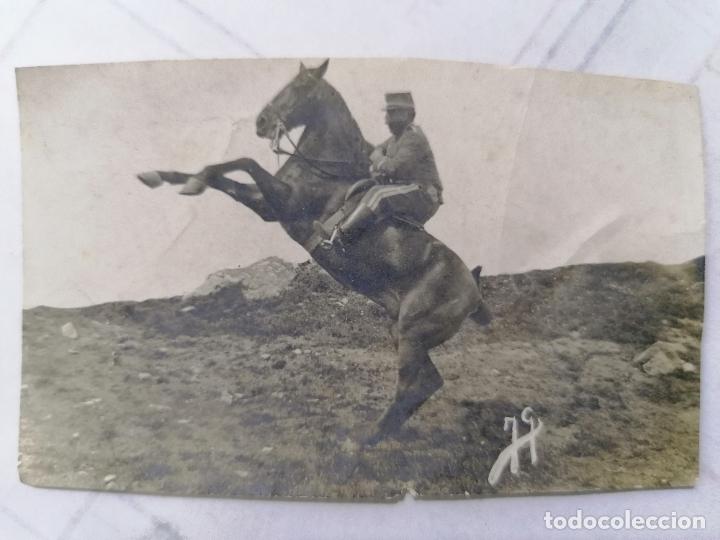 Militaria: FOTOGRAFIA OFICIAL CON CABALLO, MEDIDAS 8,5 X 5 CM