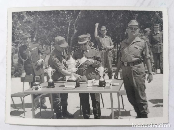 Militaria: FOTOGRAFIA MILITARES, ENTREGA DE PREMIOS, MEDIDAS 10,5 X 7,5 CM