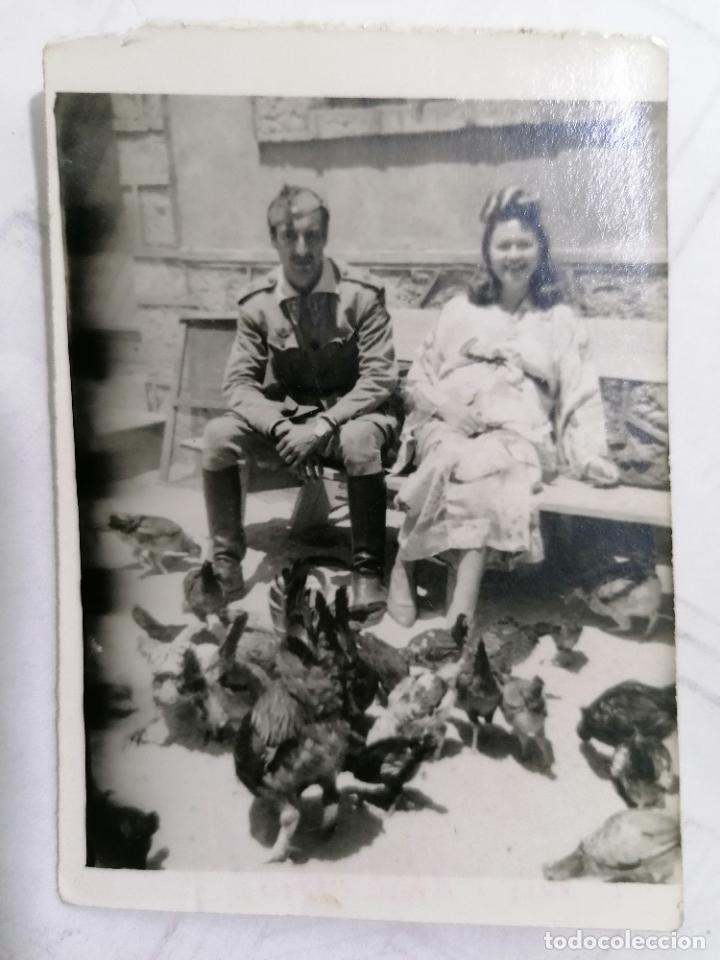 Militaria: FOTOGRAFIA MILITAR Y SU SE&Ntilde;ORA DESCANSANDO ENTRE GALLINAS, MEDIDAS 6,5 X 9 CM, A&Ntilde;O 1946