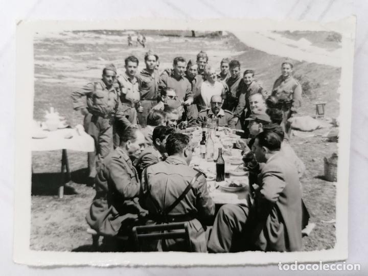 Militaria: FOTOGRAFIA OFICIALES Y SOLDADOS COMIENDO, MEDIDAS 8 X 6 CM